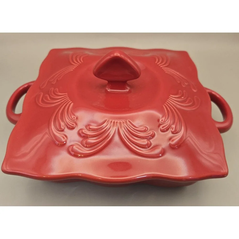 Red Bakeware One Quart ‎ Casserol Dish  Backing Pan With Lid Embossed Lid Detail